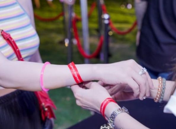 Vòng tay RFID cho sự kiện: Chống vé giả, check-in siêu tốc